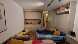 亞霍里納的住宿－Aparthotel Vučko Apartment Dado，一间小房间,配有两张床和厨房