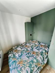 1 dormitorio con 1 cama con una manta colorida en Immeuble de 4 appartements à thèmes, en Abbeville