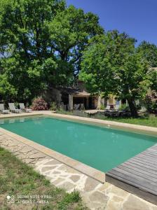 uma piscina em frente a uma casa em La Crozette - Mas Provençal em Saint-Restitut