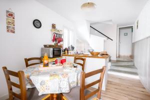 a kitchen and dining room with a table and chairs at Gite Les Aiguillans in Mérindol-les-Oliviers