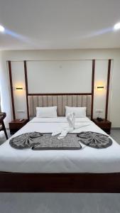 Una cama o camas en una habitación de Vrishi Inn