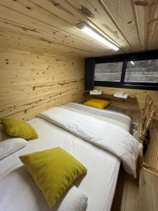 een slaapkamer met 2 bedden in een blokhut bij Nayon Tiny House in Rize