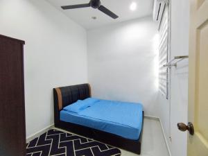 a small bed in a room with a window at Indah Damai Homestay in Kepala Batas