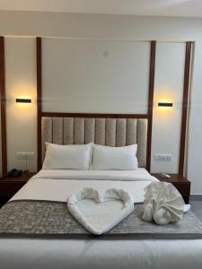 Posteľ alebo postele v izbe v ubytovaní Vrishi Inn