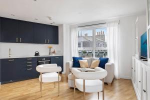 a kitchen and living room with a table and chairs at Stylish Central London Bolthole in London