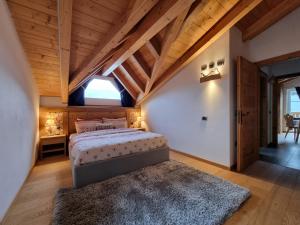 una camera con letto e soffitto in legno di Casa Panoràma in the heart of the Dolomites, Moena a Moena