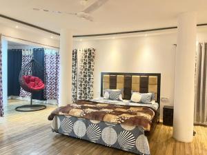 een slaapkamer met een bed in een kamer met zuilen bij Move Inn- The suite in Dibrugarh