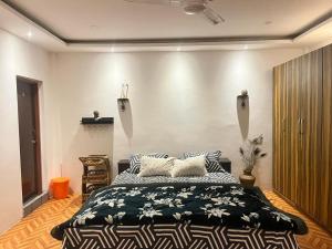 een slaapkamer met een groot bed in een kamer bij Move Inn- The suite in Dibrugarh