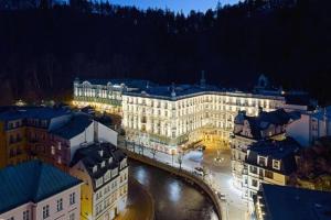 Nespecifikovaný výhled na destinaci Karlovy Vary nebo výhled na město při pohledu z apartmánu