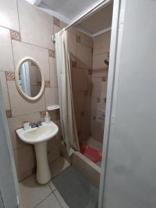 y baño pequeño con lavabo y ducha. en hermoso mini departamento Miraflores a dos cuadras de Larcomar, en Lima