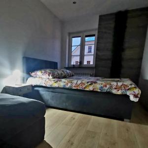 um quarto com 2 camas e uma janela em Rynek 23 LUX, apartament z widokiem na ratusz Starego Miasta em Gliwice