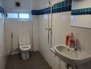 Ένα μπάνιο στο Krabi town Guesthouse