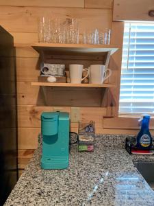 eine Küchentheke mit grüner Kaffeemaschine darauf in der Unterkunft Cozy Bear Mountain Tiny House in Travelers Rest + 10 Fotos