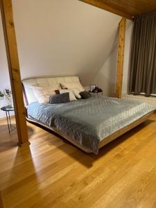 班斯卡-比斯特里察Villa Haškova with 3 bedrooms的卧室内的一张床位,铺有木地板