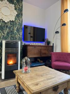 a living room with a table and a fireplace at Maison bord de Marne pour 10 personnes avec jacuzzi in Châlons-en-Champagne +40 photos