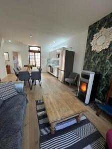 - un salon avec une table et une cheminée dans l'établissement Maison bord de Marne pour 10 personnes avec jacuzzi, à Châlons-en-Champagne