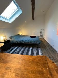 - une chambre avec un lit et une grande fenêtre dans l'établissement Maison bord de Marne pour 10 personnes avec jacuzzi, à Châlons-en-Champagne