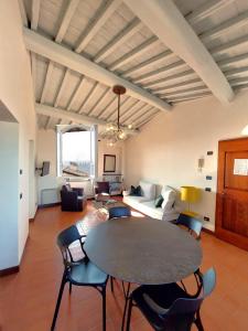 un soggiorno con tavolo e sedie di Ranuccio Apartment - Dimora di Fulignano a San Gimignano