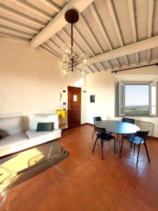 un soggiorno con divano e tavolo di Ranuccio Apartment - Dimora di Fulignano a San Gimignano