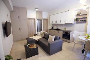 a living room with a couch and a kitchen at EVNEA in Nafplio