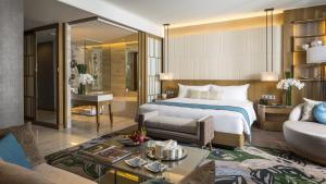 Postel nebo postele na pokoji v ubytování InterContinental Nha Trang by IHG