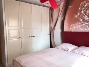 Schlafzimmer mit einem Bett und weißen Schränken in der Unterkunft Très Joli T2 46 m2, Terrasse 32 m2, proche Remparts Avignon in Avignon
