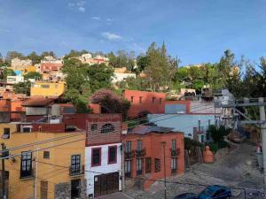 an aerial view of a city with buildings at Confortable Apartmento in Guanajuato