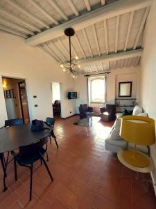 una sala de estar con un sofá y una mesa en Castello di Fulignano Ranuccio10 superior apartment, en San Gimignano