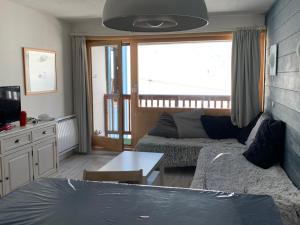 een woonkamer met een bank en een tafel bij L'olympic in Val Thorens