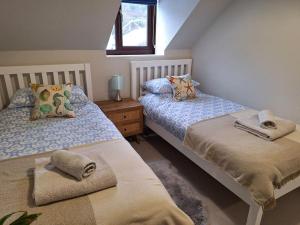 a bedroom with two beds and a window at Two bedroom apartment close to the beach in Beer