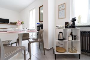 eine Küche und ein Esszimmer mit einem Tisch und Stühlen in der Unterkunft Arona 85 - Cozy apartment - Wi-Fi - NETFLIX in Arona