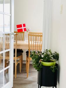 comedor con mesa y maceta en Scandinavian Apartment Hotel - Torsted - 2 room apartment en Horsens