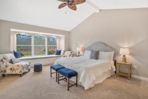 Un dormitorio con una cama grande y una ventana en Gorgeous Creek Side Ranch-Style Estate With Dock en Grasonville