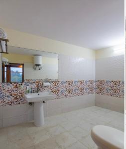 y baño con lavabo y aseo. en HOTEL GREEN VIEW PALACE, en Ghaziabad