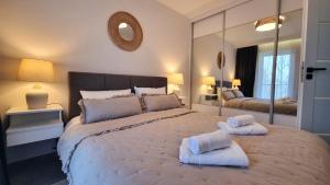 Ένα ή περισσότερα κρεβάτια σε δωμάτιο στο SUDETIA APARTMENT - Polanica Residance 8 - garaż podziemny & mini SPA w cenie