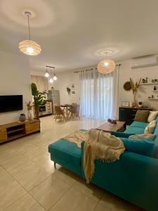 Televízia a/alebo spoločenská miestnosť v ubytovaní Maya Suites Kallithea