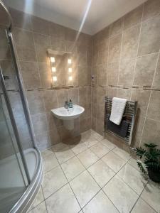 y baño con lavabo y ducha. en Boutique Shrewsbury Rooms en Shrewsbury