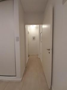 corridoio con porta bianca e pavimento piastrellato di Casa Rita a Yerba Buena