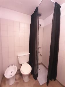 uma casa de banho com um WC e uma cortina de chuveiro preta em Casa Rita em Yerba Buena
