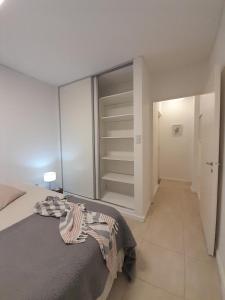 - une chambre avec un lit et un dressing dans l'établissement Casa Rita, à Yerba Buena