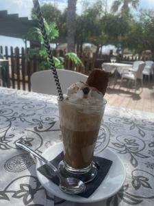 a drink sitting on a plate on a table at Villaricos in Villaricos