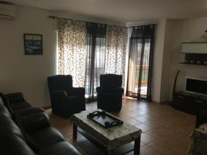 - un salon avec un canapé, des chaises et une table dans l'établissement Villaricos, à Villaricos