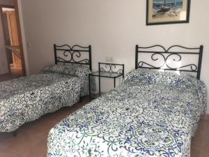 - 2 lits installés l'un à côté de l'autre dans une chambre dans l'établissement Villaricos, à Villaricos