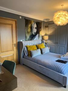 um quarto com uma cama grande e uma pintura na parede em Boutique Shrewsbury Rooms em Shrewsbury