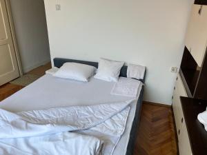 En eller flere senger på et rom på Kobran