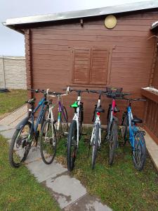 eine Gruppe von Fahrrädern, die neben einem Gebäude geparkt werden in der Unterkunft Chata 1 in Nový Přerov