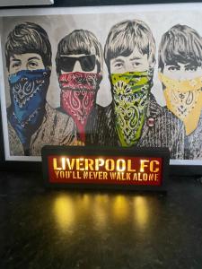 een bord voor een poster van het Liverpool ijs bij Anfield city break in Liverpool