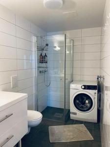 uma casa de banho com uma máquina de lavar roupa e um WC em MyCondo no - Storgt 15b em Tønsberg