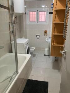 ein Badezimmer mit einer Badewanne, einem WC und einem Waschbecken in der Unterkunft Mar y sol in Benalmádena
