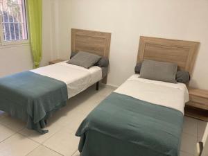 1 Schlafzimmer mit 2 Betten und einem Fenster in der Unterkunft Mar y sol in Benalmádena